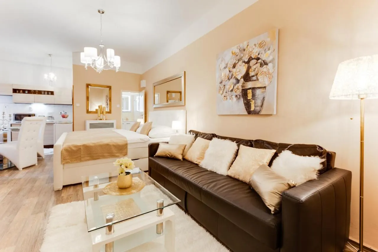 פראג Wenceslass Square Luxury Apartment צ'כיה