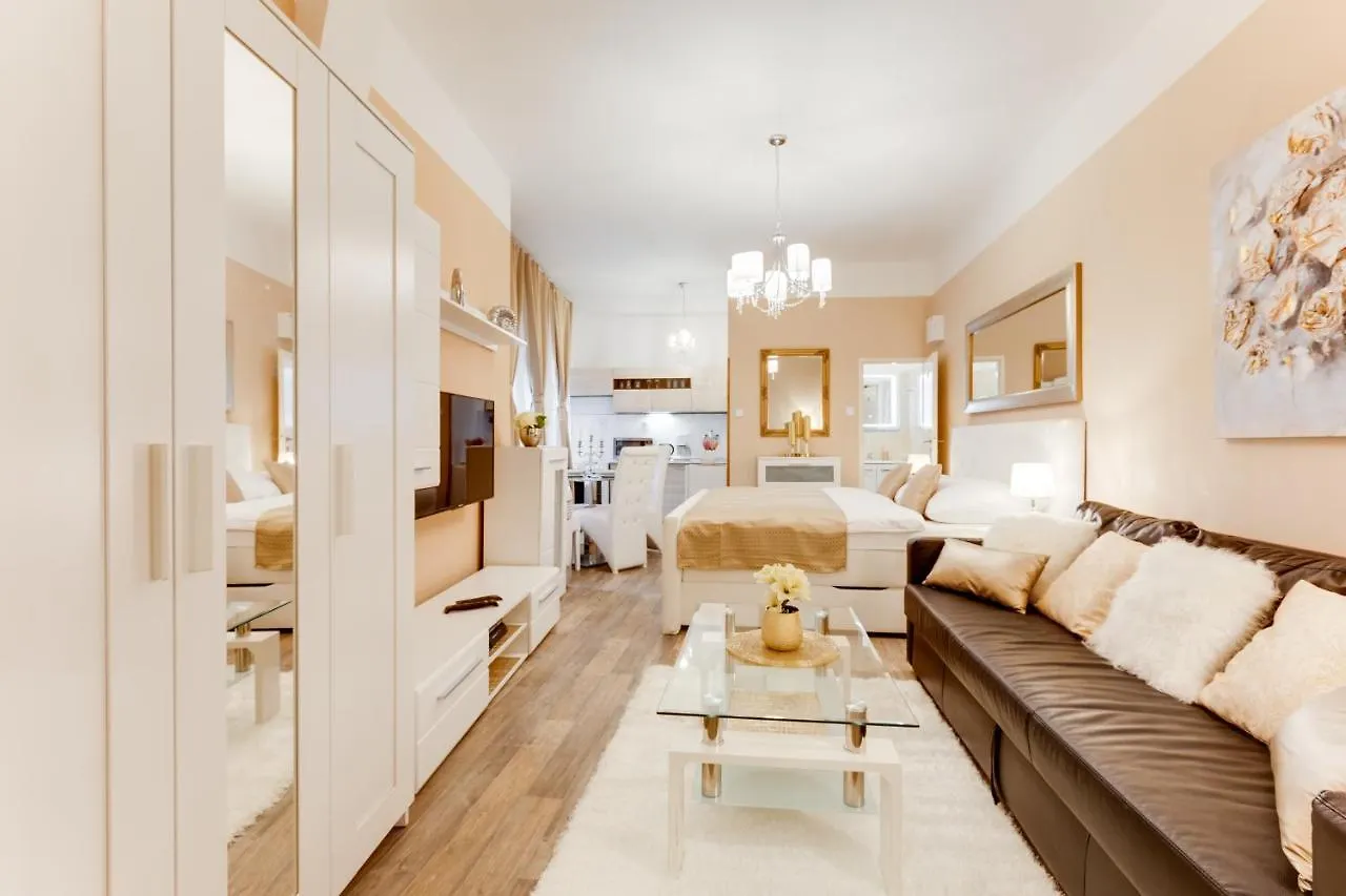 פראג Wenceslass Square Luxury Apartment