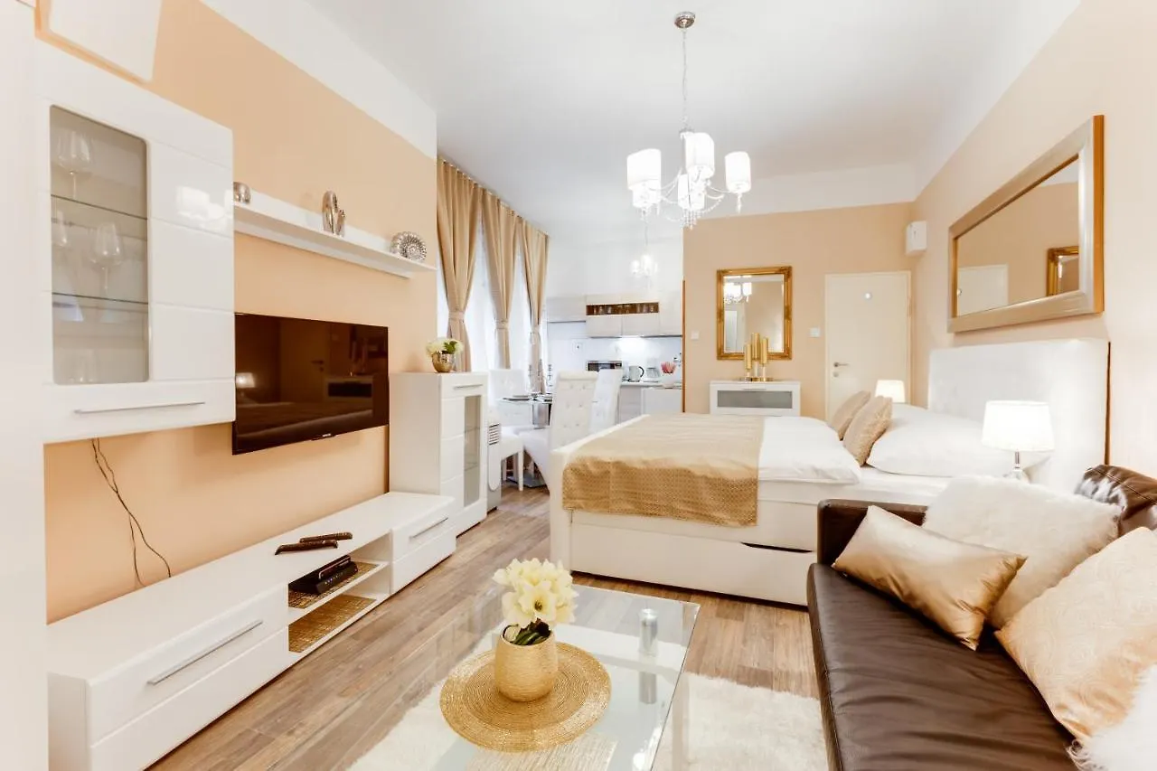 פראג Wenceslass Square Luxury Apartment