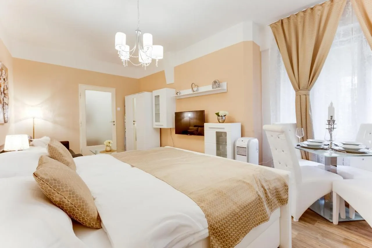 פראג Wenceslass Square Luxury Apartment