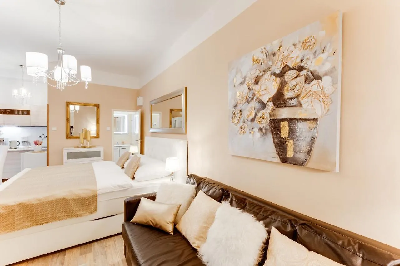 פראג Wenceslass Square Luxury Apartment