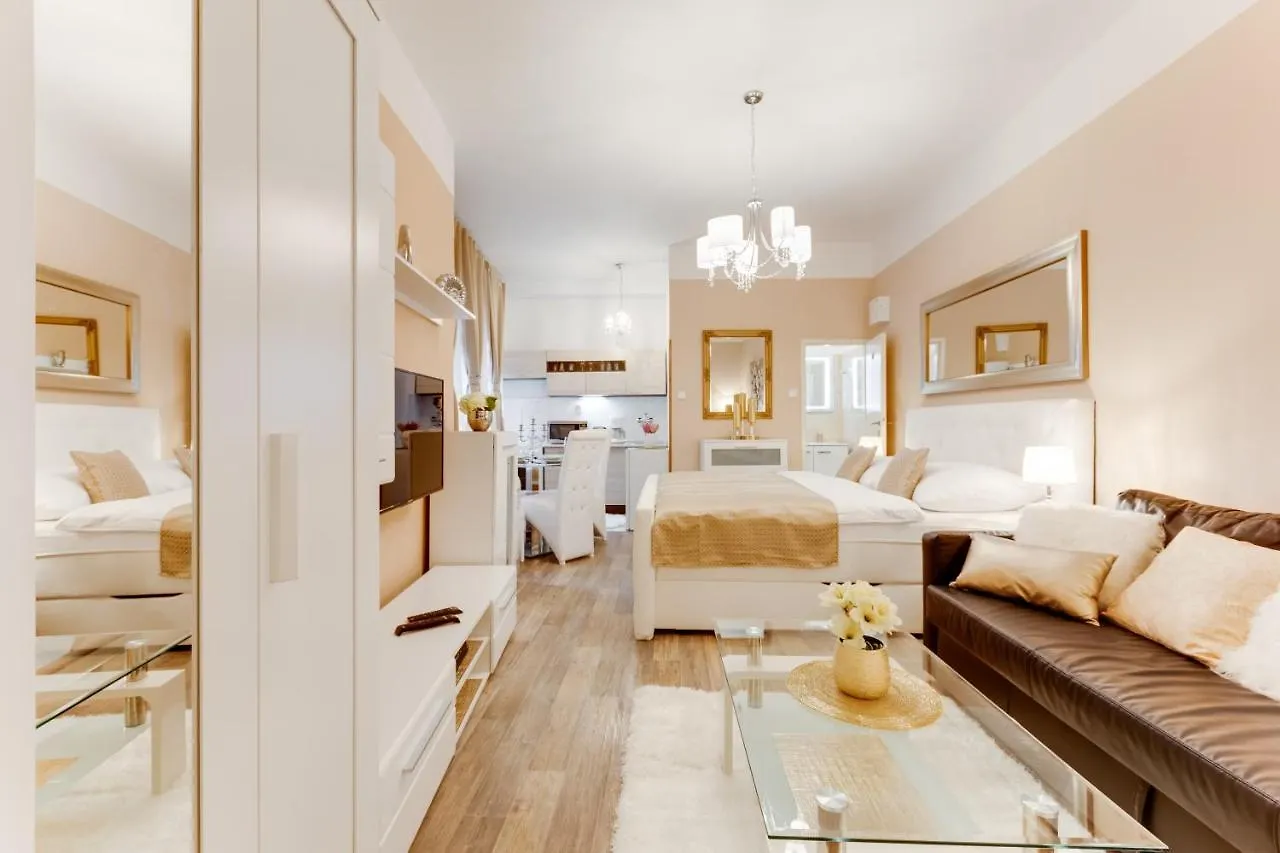 פראג Wenceslass Square Luxury Apartment צ'כיה