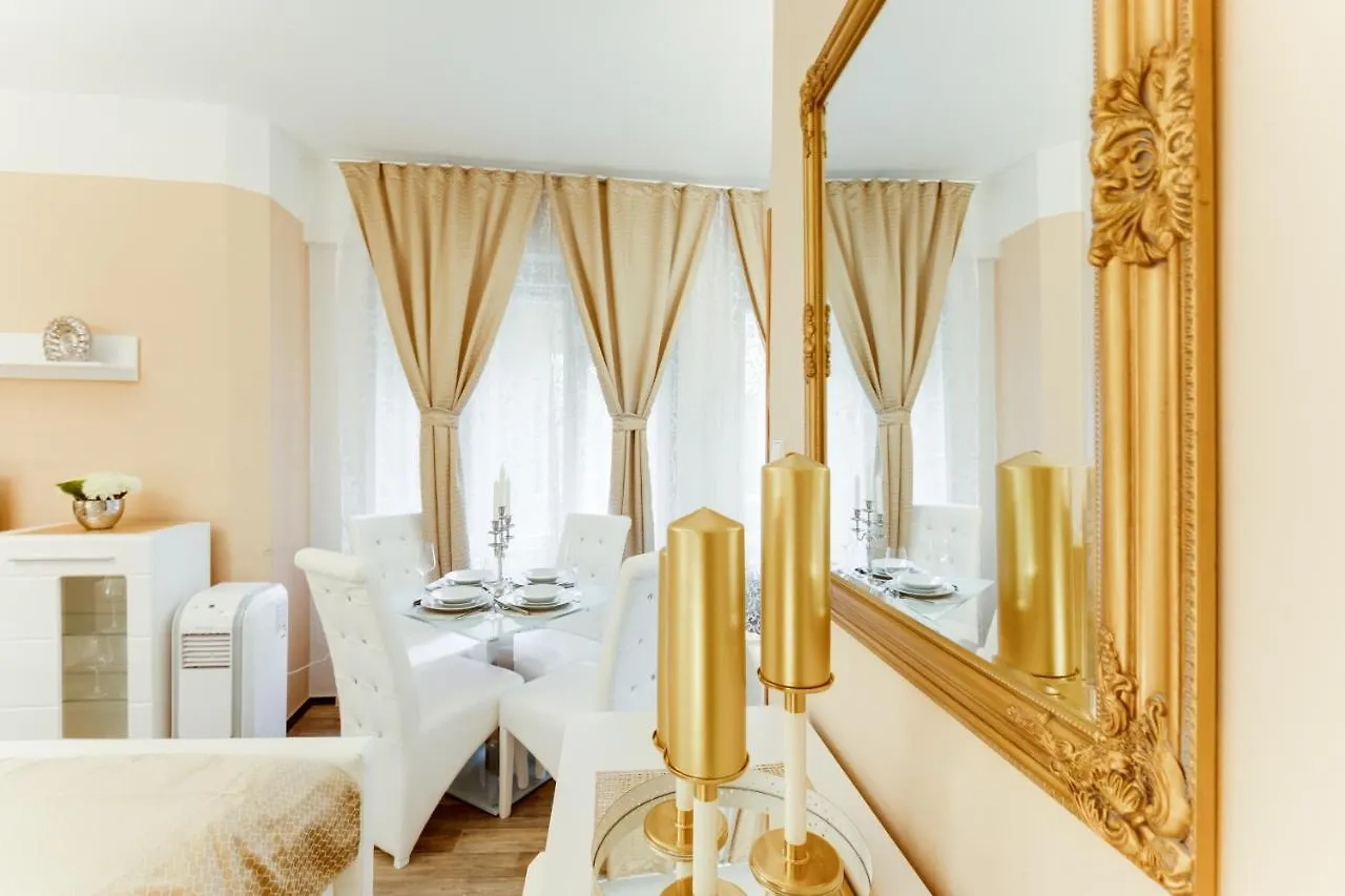 פראג Wenceslass Square Luxury Apartment