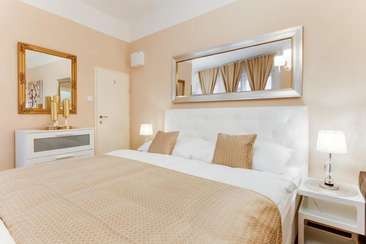 פראג Wenceslass Square Luxury Apartment