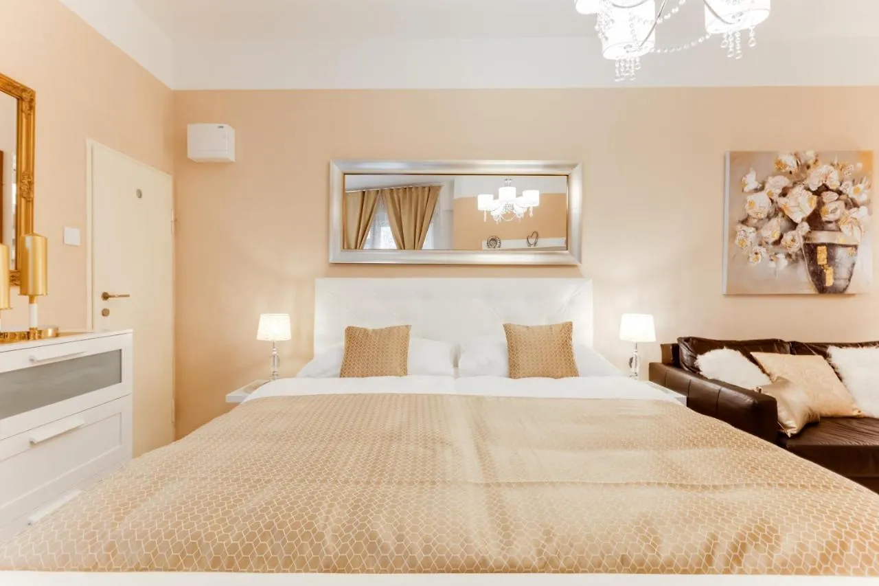 פראג Wenceslass Square Luxury Apartment